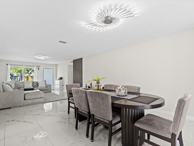 Продажа дома по адресу 3318 NW 69th Court - фото 6697877