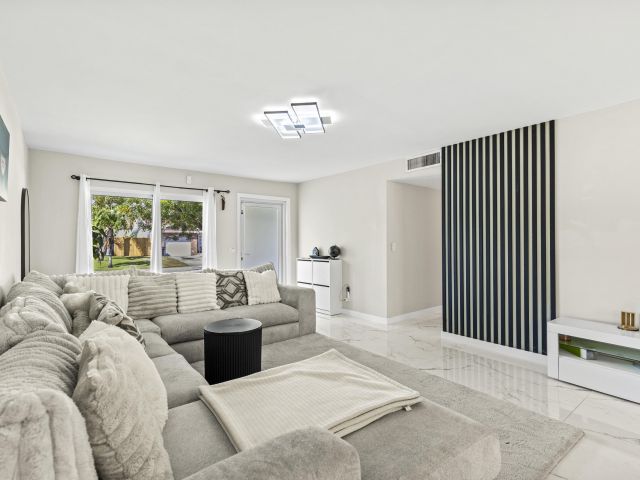 Продажа дома по адресу 3318 NW 69th Court - фото 6697882