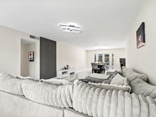 Продажа дома по адресу 3318 NW 69th Court - фото 6697883