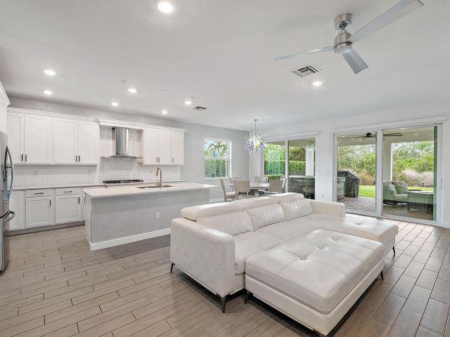 Продажа дома по адресу 10616 Starling Way - фото 6719591