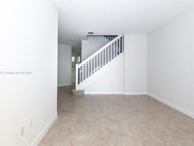 Дом в аренду по адресу 1027 NE 207th St 1027 - фото 7490254