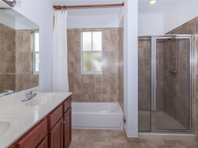 Дом в аренду по адресу 1027 NE 207th St 1027 - фото 7490275