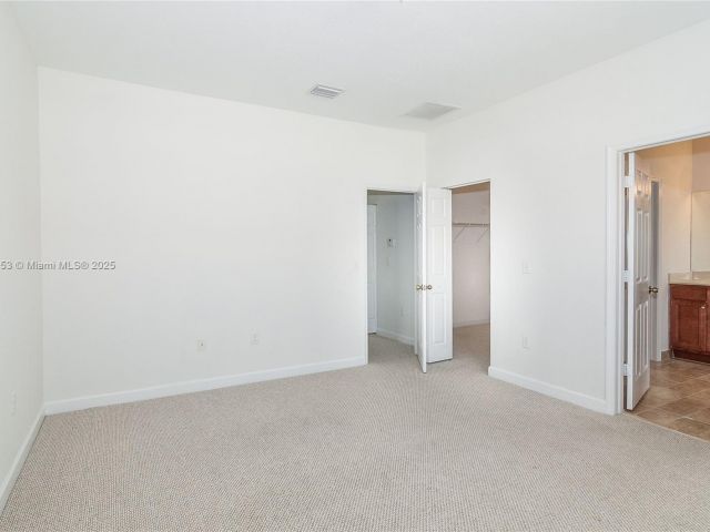 Дом в аренду по адресу 1027 NE 207th St 1027 - фото 7490277