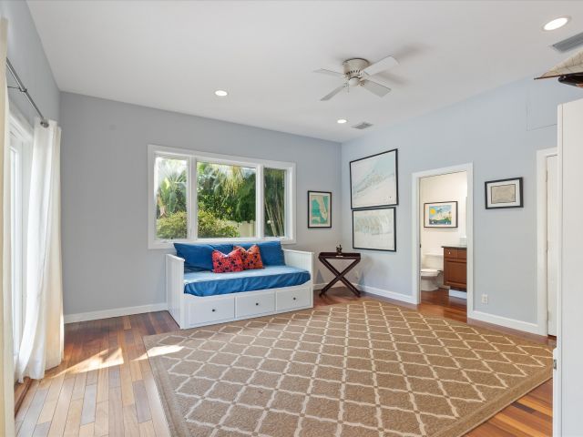 Продажа дома по адресу 310 NW 18th Street - фото 6707800