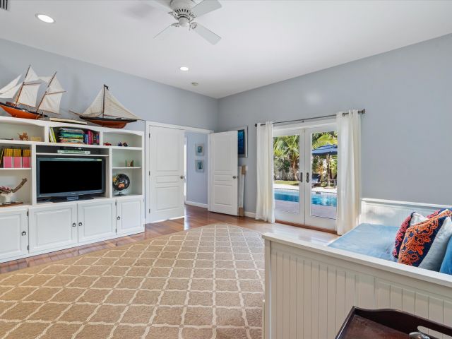 Продажа дома по адресу 310 NW 18th Street - фото 6707801