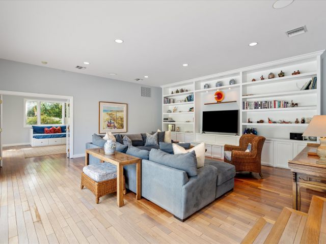 Продажа дома по адресу 310 NW 18th Street - фото 6707803