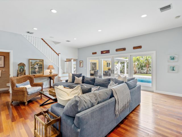 Продажа дома по адресу 310 NW 18th Street - фото 6707804