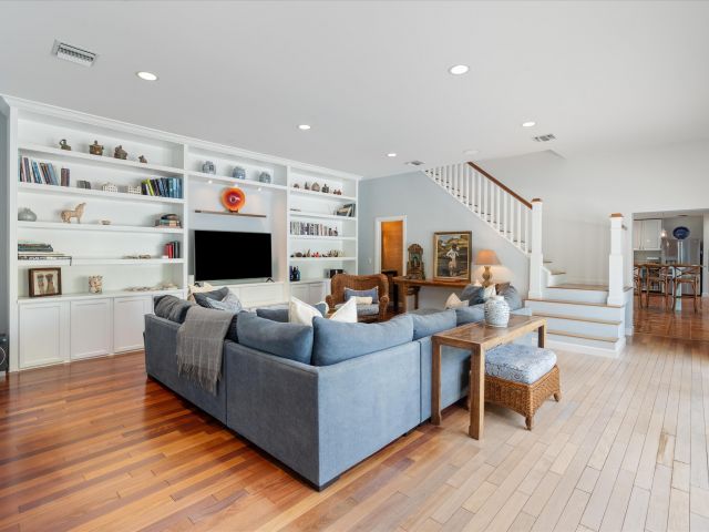 Продажа дома по адресу 310 NW 18th Street - фото 6707805