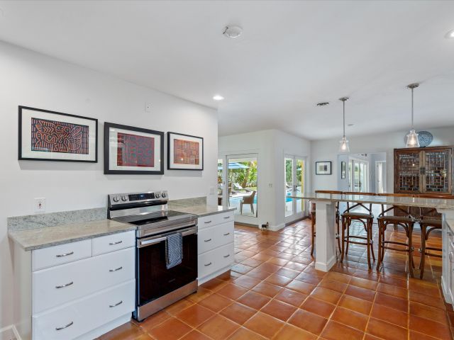 Продажа дома по адресу 310 NW 18th Street - фото 6707809