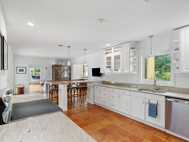 Продажа дома по адресу 310 NW 18th Street - фото 6707810