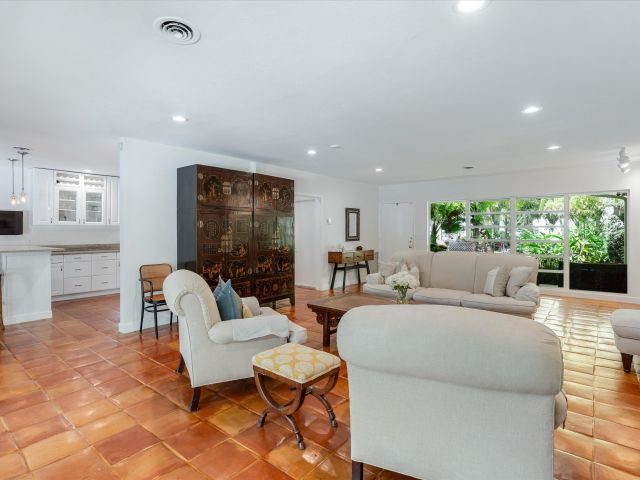 Продажа дома по адресу 310 NW 18th Street - фото 6707813