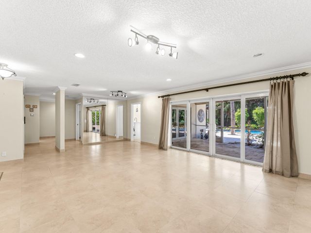 Продажа дома по адресу 2301 Banyan Road - фото 6701632