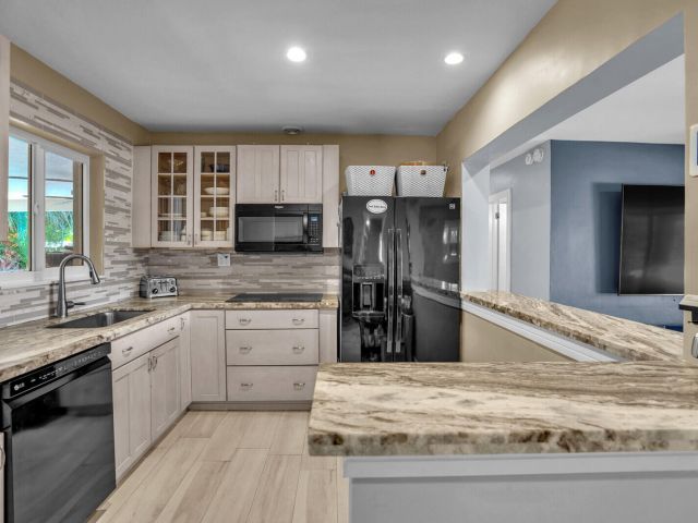 Продажа дома по адресу 3098 NE 5th Avenue - фото 6701625