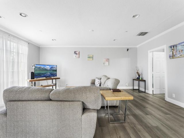 Продажа дома по адресу 1100 Cabana Road - фото 6725279