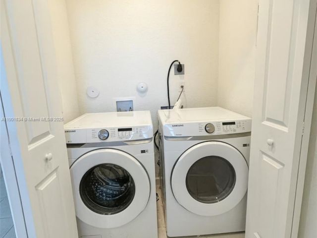 Дом в аренду по адресу 2664 SE 19th St 2664 - фото 7451490