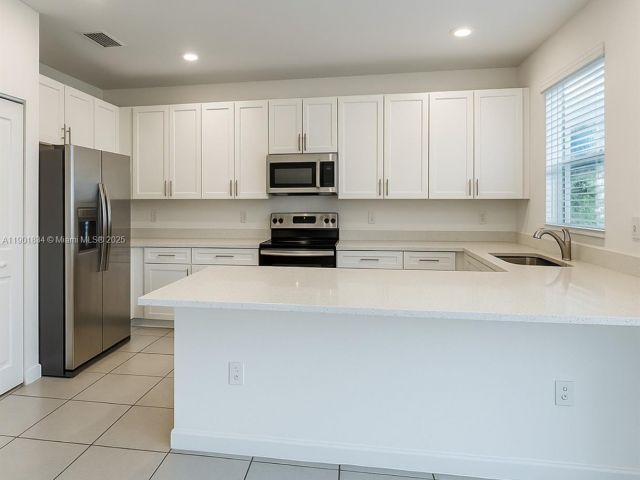 Дом в аренду по адресу 2664 SE 19th St 2664 - фото 7451499