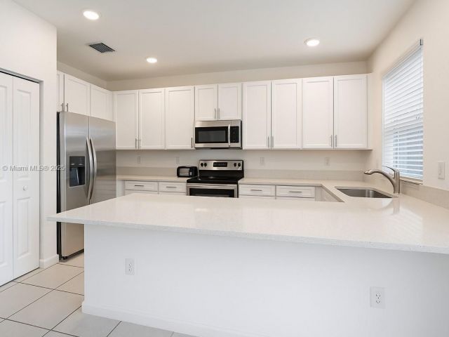 Дом в аренду по адресу 2664 SE 19th St 2664 - фото 7451501