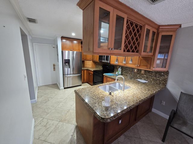 Дом в аренду по адресу 18110 SW 139th Court - фото 6713165