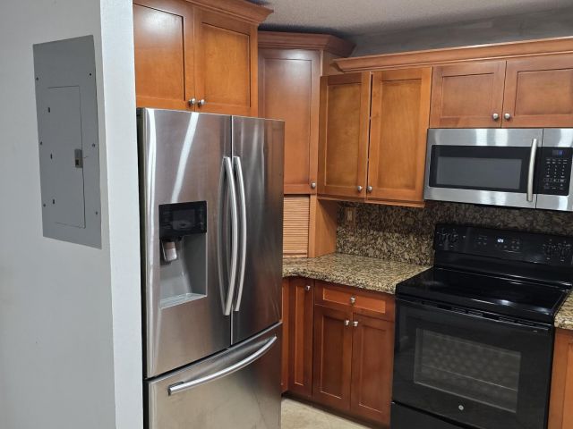 Дом в аренду по адресу 18110 SW 139th Court - фото 6713169