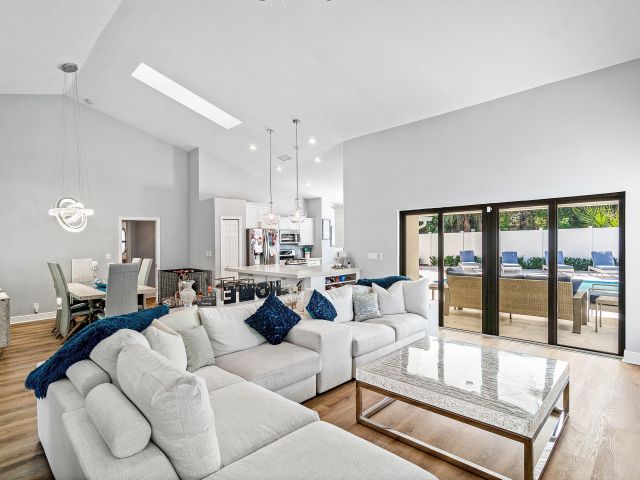 Продажа дома по адресу 1338 SW 3rd Street - фото 6703651