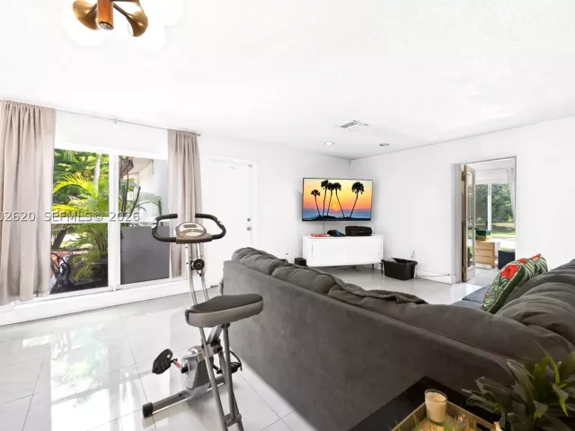 Продажа дома по адресу 10610 SW 128th Ave - фото 9111577