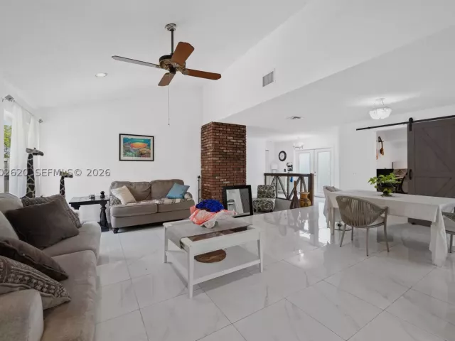Продажа дома по адресу 10610 SW 128th Ave - фото 9111585