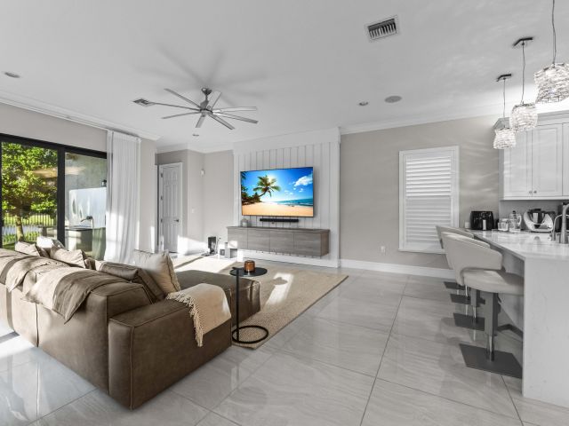 Продажа дома по адресу 9795 Rennes Lane - фото 6713051