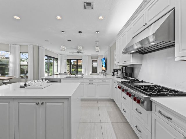 Продажа дома по адресу 9795 Rennes Lane - фото 6713055