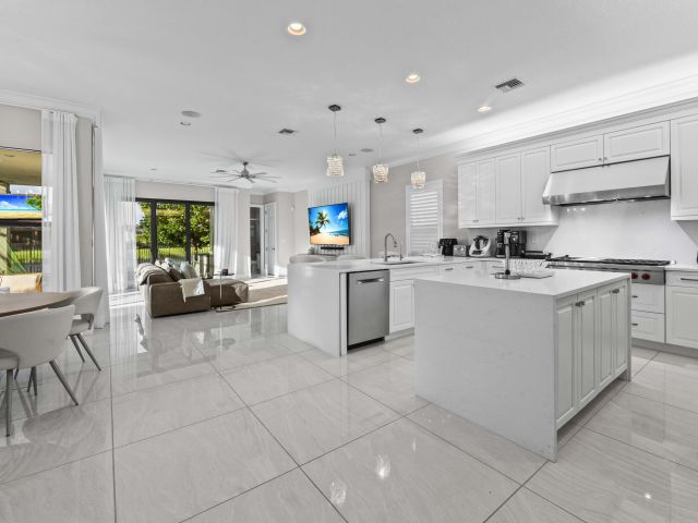 Продажа дома по адресу 9795 Rennes Lane - фото 6713056