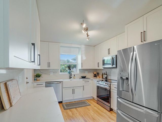 Продажа дома по адресу 455 NE 34th Street - фото 6781277