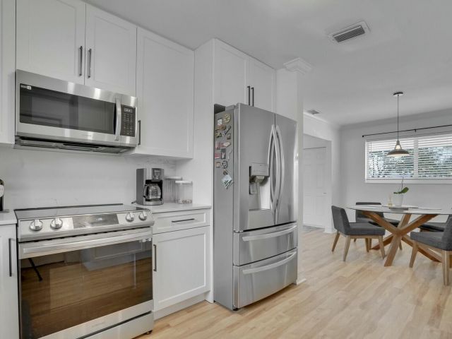 Продажа дома по адресу 455 NE 34th Street - фото 6781278