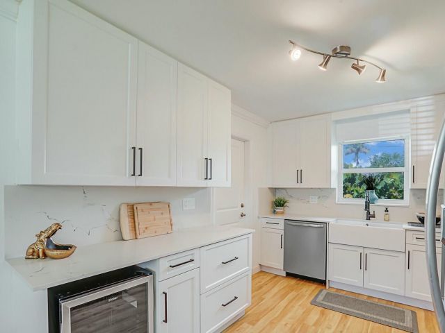 Продажа дома по адресу 455 NE 34th Street - фото 6781279