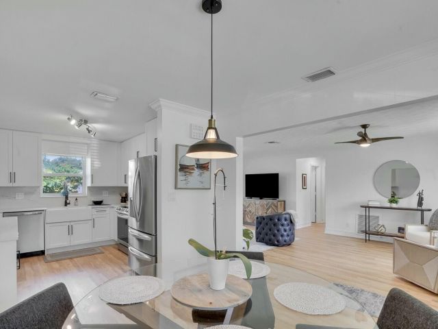 Продажа дома по адресу 455 NE 34th Street - фото 6781280