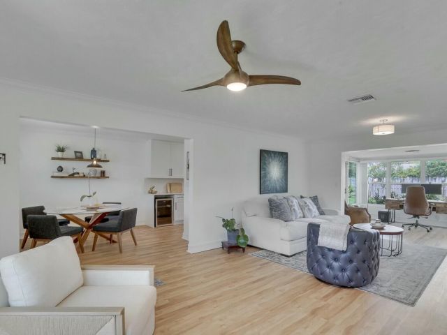 Продажа дома по адресу 455 NE 34th Street - фото 6781282