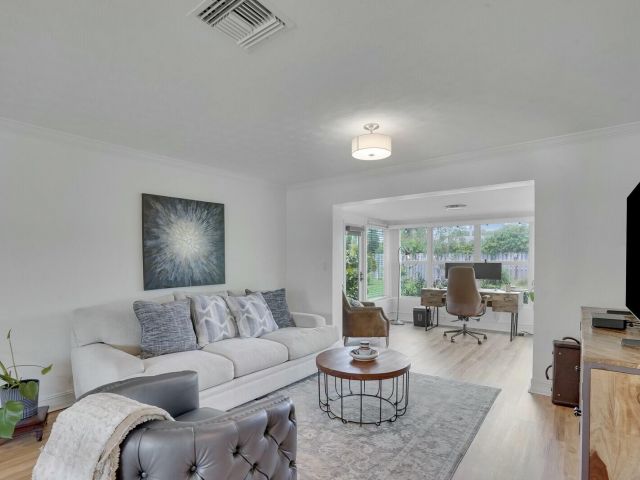 Продажа дома по адресу 455 NE 34th Street - фото 6781286