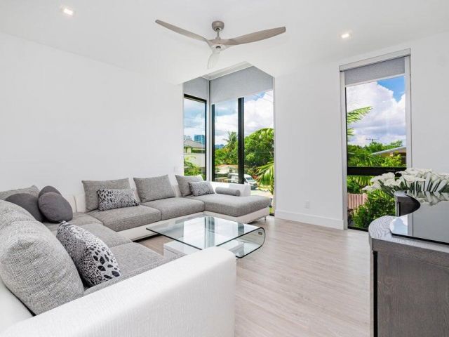 Дом в аренду по адресу 925 NE 6th Street - фото 6707419