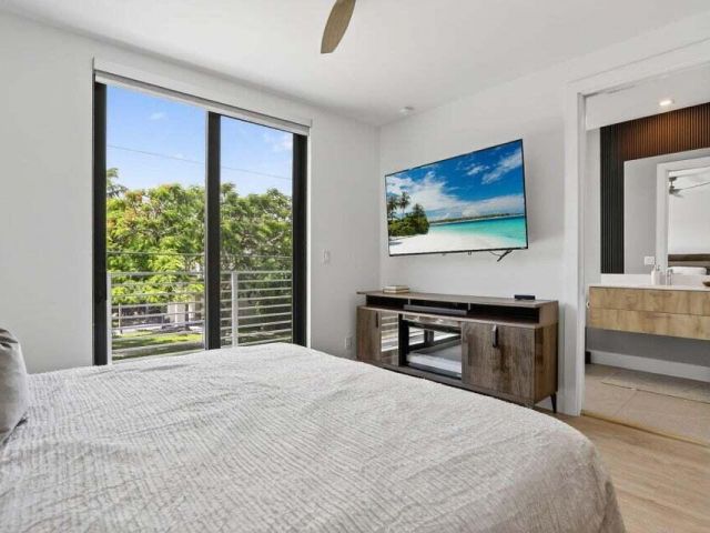 Дом в аренду по адресу 925 NE 6th Street - фото 6707421