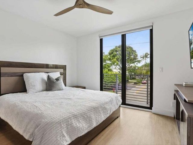 Дом в аренду по адресу 925 NE 6th Street - фото 6707422