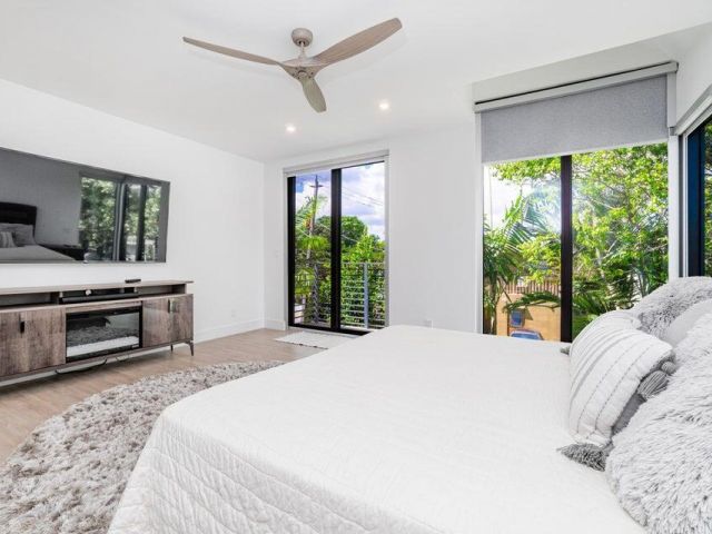 Дом в аренду по адресу 925 NE 6th Street - фото 6707425