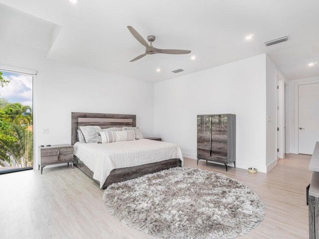 Дом в аренду по адресу 925 NE 6th Street - фото 6707426