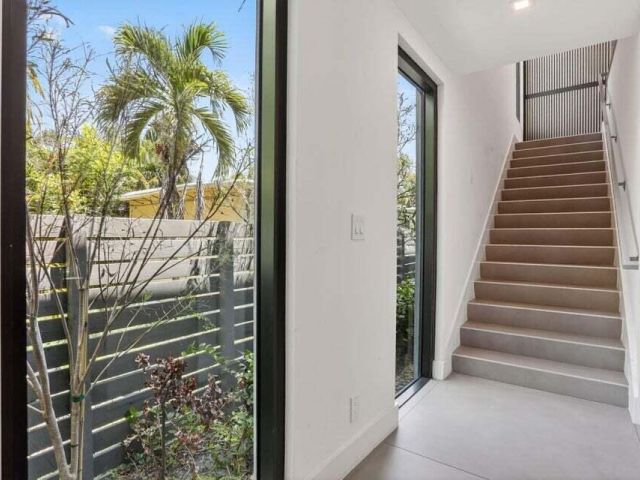 Дом в аренду по адресу 925 NE 6th Street - фото 6707427