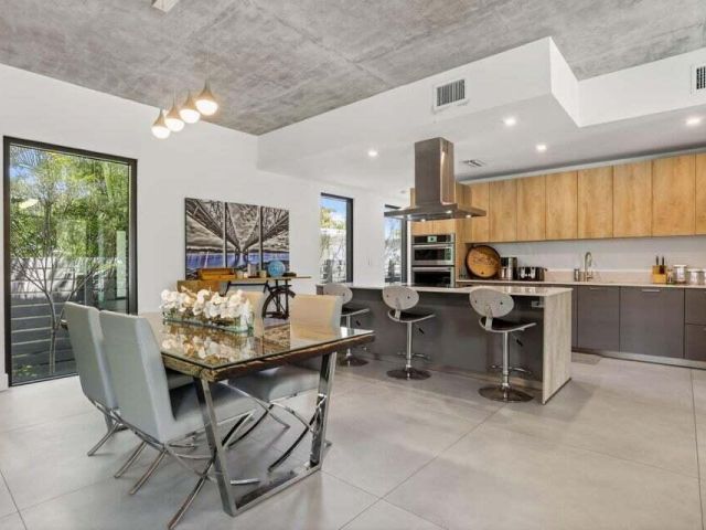 Дом в аренду по адресу 925 NE 6th Street - фото 6707429