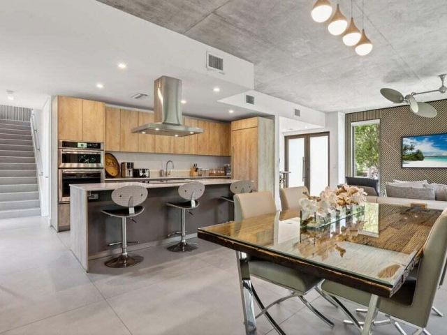 Дом в аренду по адресу 925 NE 6th Street - фото 6707430