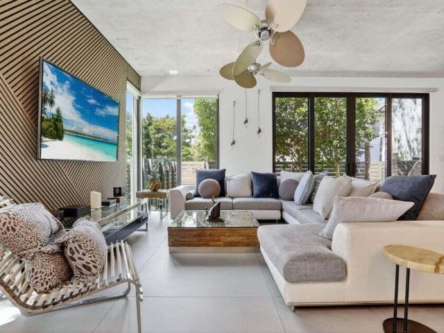 Дом в аренду по адресу 925 NE 6th Street - фото 6707432