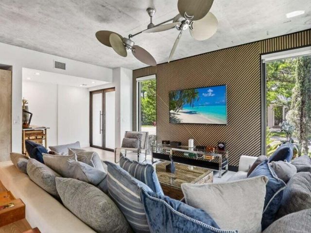 Дом в аренду по адресу 925 NE 6th Street - фото 6707433