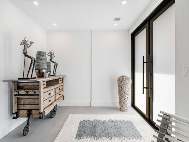 Дом в аренду по адресу 925 NE 6th Street - фото 6707434