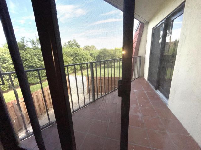 Дом в аренду по адресу 3764 Victoria Drive - фото 6729363