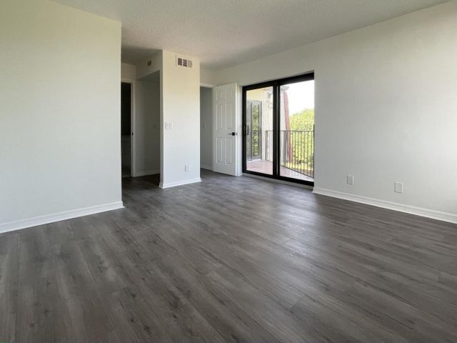 Дом в аренду по адресу 3764 Victoria Drive - фото 6729366