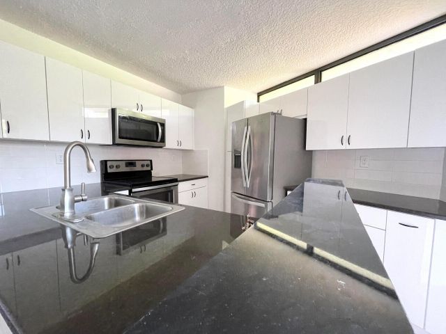 Дом в аренду по адресу 3764 Victoria Drive - фото 6729371