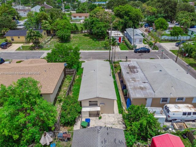 Дом в аренду по адресу 805 NW 3rd Ter 1 - фото 7461958